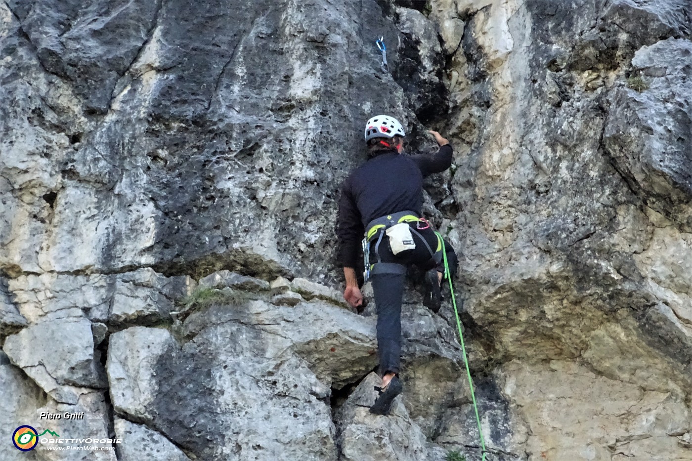28 Alpinisti in arrampicata sulle pareti rocciose dello Zucco Barbesino.JPG